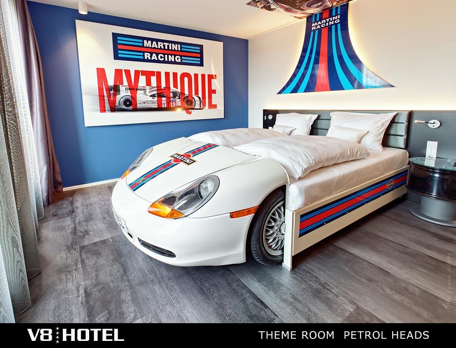 V8-Hotel-TZ--Petrol-Heads-01-EN_01.jpg