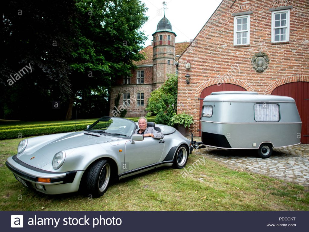 wangerland-allemagne-le-13-juillet-2018-13072018-basse-saxe-jever-vintage-car-collector-volker-schiersch-est-assis-dans-sa-1985-porsche-911-speedster-avec-un-hymer-eriba-puck-historique-de-remorque-1975-photo-avec-.jpg